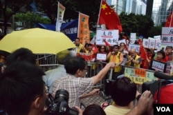 歡迎及反對張德江訪港的集會人士對罵。(美國之音湯惠芸)