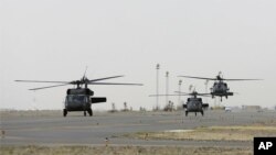 Вертолеты Black Howk на взлетно-посадочной полосе. Афганистан (архивное фото) 