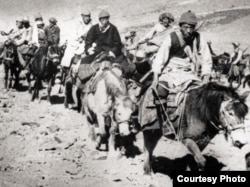 热珠阿旺（右一）护送达赖喇嘛（中间黑衣者）出走印度 (李江琳提供)