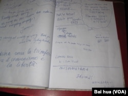 布拉格共產主義博物館留言簿上的中文留言稱展覽讓人興奮