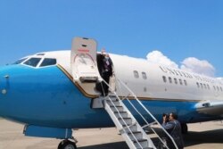 美國衛生部長阿扎爾8月12日搭乘美國軍機離台前，揮手向送機人員致意。（台灣外交部提供）