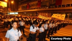 香港警方周五凌晨突袭清理旺角占领区路障（苹果日报图片）