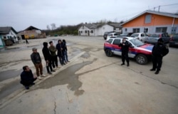 在塞爾維亞貝爾格萊德以北50公里的塞爾維亞北部城鎮茲雷尼亞寧附近，在一家中國汽車輪胎工廠建築工地打工的越南工人和塞爾維亞警察站在工房旁 （2021年11月18日）