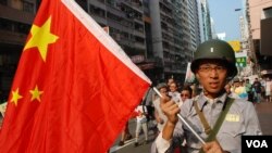 香港軍事迷吳先生穿著懷舊的抗日「八路軍」軍服參加保釣遊行