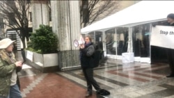 “中国民主与人权联盟”组织全球联动、呼吁抵制中共渗透集会的西雅图现场。图为一名美国朋友加入抗议，呼喊“西雅图醒过来！”（图片由中国民主与人权联盟提供，2021年1月24日）