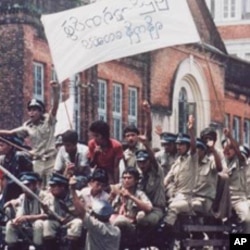 警察和其他政府工作人员一度加入仰光反政府示威(1988年)。