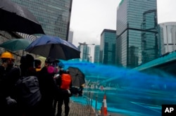 香港警察向抗議者發射帶有藍色染劑的水炮。(2019年8月31日)