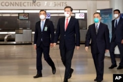 中共官媒新華社發布照片顯示中國駐美新大使秦剛抵達華盛頓履新。(2021年7月28日)