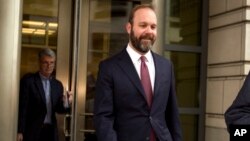 盖茨2018年2月23日认罪后离开法院（美联社）