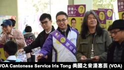 泛民新東補選候選人楊岳橋(白衣者)與助選的立法會議員梁國雄(右二)、前學民思潮發言人黎汶洛 (攝影﹕美國之音湯惠芸)