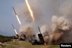 朝鲜5月4日试射了“多枚火箭发射器和战术制导武器”。