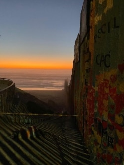 “香港錘佬”2021年1月10日在“人蛇”幫助下，穿越美墨邊境進入美國。這是他當時拍攝的邊境照片。 （本人提供）