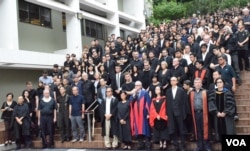 香港大學師生黑衣靜默遊行抗議校委會否決陳文敏副校長任命。(美國之音湯惠芸)