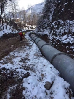 位于甘肃省天水市武山县的“武山甘肃华夏春秋(天水.铁笼山)文化旅游影视基地”施工项目，工人开凿人工湖并埋设管线。(照片提供：何林)