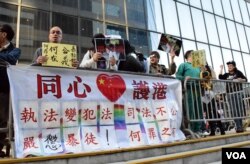 支持七警的示威者。(美國之音湯惠芸)