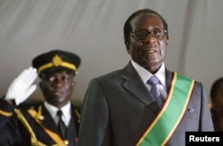 津巴布韦总统穆加贝参加自己的就职典礼。（2008年6月29日）