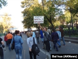 去年9月在莫斯科市中心舉行的抗議俄羅斯入侵烏克蘭的大規模反戰遊行中，一名示威者手舉標語：夠了，不要再撒謊和打仗。 (美國之音白樺拍攝)