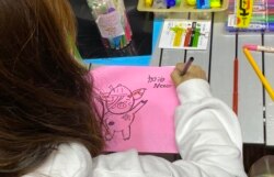 有香港市民11月30日晚在旺角街站畫心意卡給12港人，寄語他們加油、永不放棄。(美國之音特約記者湯惠芸攝)