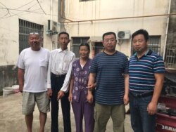 谢阳律师（右一）探望江天勇（右二）（网络截图）