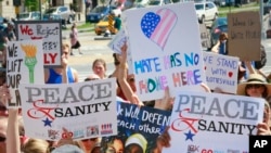 紐約布魯克林8月13日舉行“和平與理性”集會，參與者手舉標語。