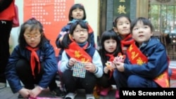 南京学童参加爱心救灾义卖活动 (网站截图)