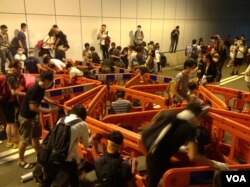 示威者周二晚占据金钟龙和道(美国之音图片／海彦拍摄)