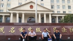 2021年4月15日，辯護人包龍軍、謝陽、任全牛、覃臣壽（左至右）到茂名市中院提出排除非法證據、要求偵查人員出庭作證等請求。 （包龍軍推特圖片）