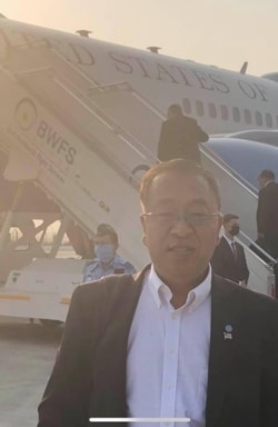 美國國務卿中國政策首席顧問余茂春2020年10月27日陪同蓬佩奧出訪，離開新德里前往科倫坡，背景為蓬佩奧登上專機。 (照片由余茂春提供)