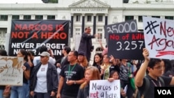 11月24日，菲律宾首都马尼拉，大学生和民众在拉沙大学门前举行“噪音抗议”活动，反对前总统马科斯入葬国家英雄墓园。图为纳瓦罗牧师在发表演讲。（2016年11月24日, 美国之音朱诺拍摄）