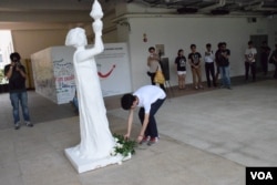 香港浸會大學學生會在校園內舉行六四悼念及獻花儀式。（美國之音湯惠芸攝）