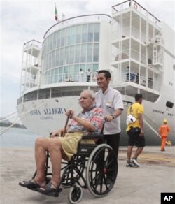 “科斯塔‧阿萊格拉”號乘客離開郵輪