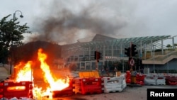 香港民众抗议期间一个地铁站附近的一处路障被点燃。（2019年9月1日）