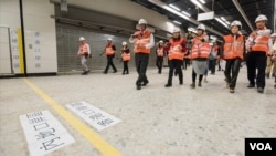 香港立法會議員參觀西九高鐵站內的中港口岸區分界。(香港立法會圖片)