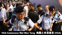大批警員築成人鏈分隔示威者與中國大媽歌舞團 (美國之音湯惠芸)