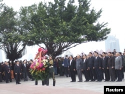 2012年12月10日，中共中央总书记、国家主席习近平在深圳莲花山公园向邓小平铜像敬献花篮。