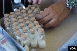 大會準備300多樽用小玻璃樽裝著的鹽派發給參加者，寓意「爭取普選要有尊嚴」（美國之音湯惠芸拍攝）