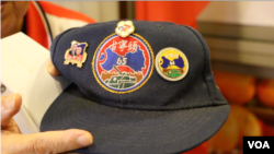 91岁高龄的国军退役老兵刘发贵给记者展示他参加“古宁头战役”65周年纪念的帽子。那场战役是中共建政后，国军在中国大陆战场节节败退的情况下取得的首场胜利。（美国之音林枫拍摄）