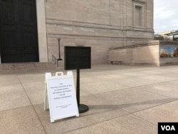 華盛頓史密森尼國家美術館大門緊閉，門口告示牌向遊人解釋博物館因聯邦政府關閉而關門。（2019年1月23日）