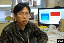 香港教協理事、中學通識科教師方景樂，設計了一套以佔領中環為議題的中學通識科教材(美國之音湯惠芸)