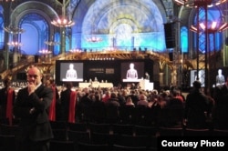 法国佳士得拍卖行拍卖铜兽首现场