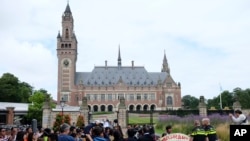 历史照片：海牙国际仲裁法院。图为终裁庭2016年7月12日就菲律宾和中国在南中国海主权纠纷案裁决公布之前，法院外面聚集着许多示威者、警察和记者。