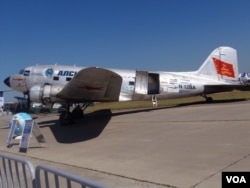 俄罗斯想改善同美国关系，一直称赞二战中的苏美盟友合作。当年美国援助苏联的DC-3运输机在2015年莫斯科航展中被放在最主要位置展出。