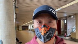 戴上可重用運動口罩的康美樓住戶邱先生擔心發生淘大花園沙士疫情大爆發翻版。(美國之音 湯惠芸拍攝)