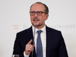 奧地利總理莎倫貝格在記者會上講話。（2021年11月19日）