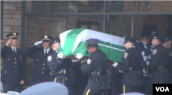 数名纽约警察抬出刘文健灵柩(视频截图 美国之音方冰拍摄)