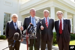 美国前国防部长佩里（右）和前国务卿基辛格、舒尔茨和前参议员纳恩在白宫外面讲话（2009年5月19日）