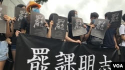 一批中學生參與中大百萬大道舉行的反送中罷課集會。(攝影: 美國之音湯惠芸）