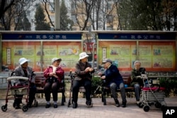 資料照：北京一社區的老人在社區院子裡聊天。（2016年3月31日）