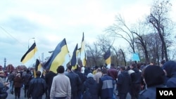 去年5月莫斯科反政府示威中的俄罗斯民族主义势力队伍。（美国之音白桦拍摄）