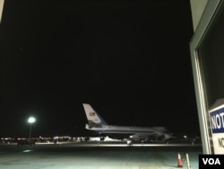 停留在棕榈泉国际机场的空军一号飞机（美国之音莉雅拍摄）